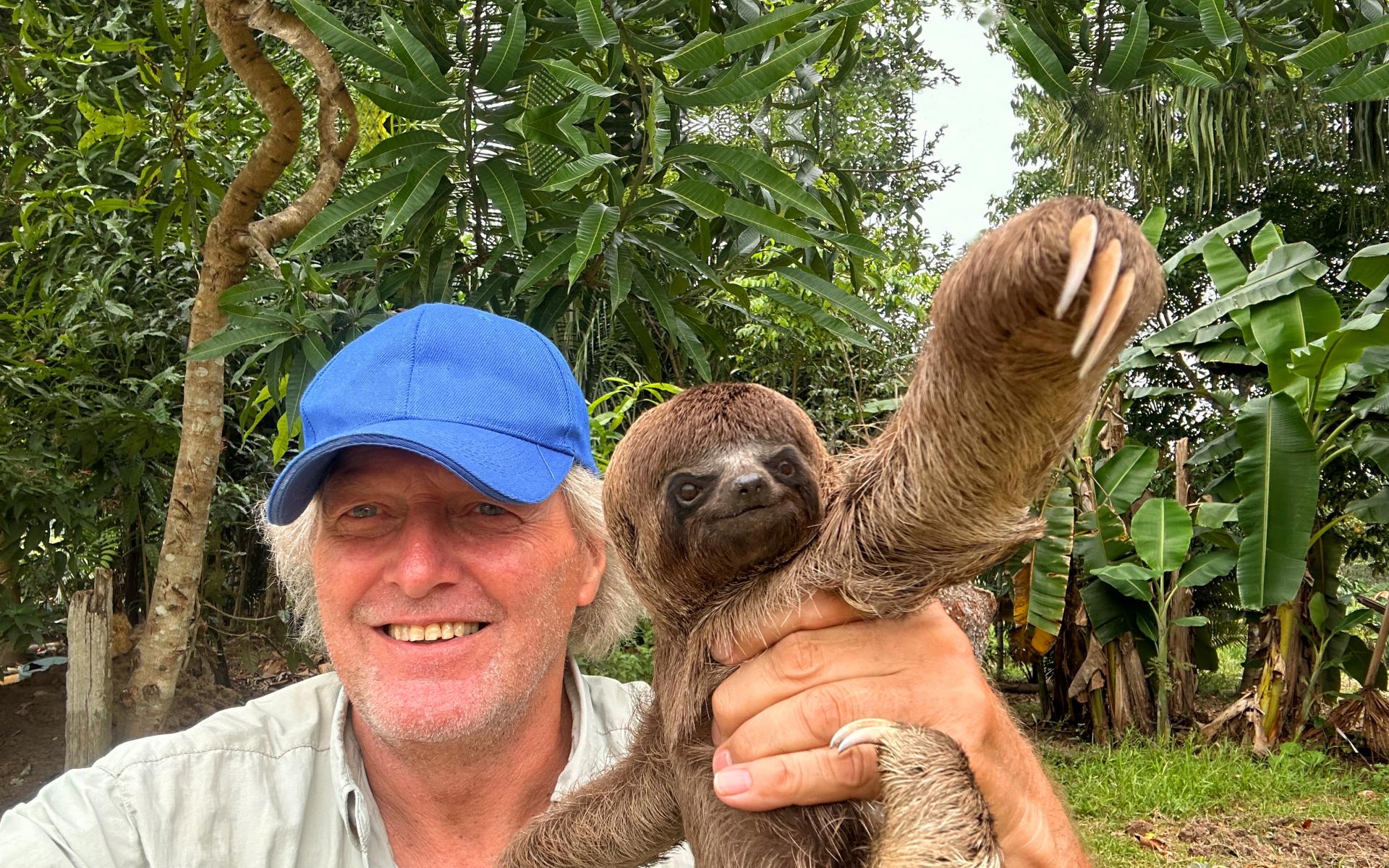 Helmut Pichler mit Faultier am Arm